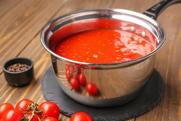 Saucepan Med Välsmakande Tomatsås Trä Bakgrund — Stockfoto