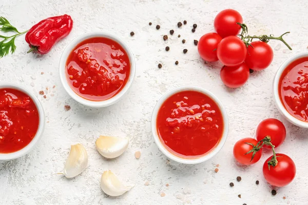Schüsseln Mit Leckerer Tomatensauce Auf Hellem Hintergrund — Stockfoto