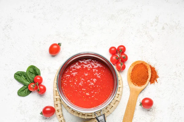 Saucepan Med Välsmakande Tomatsås Och Färska Grönsaker Lätt Bakgrund — Stockfoto