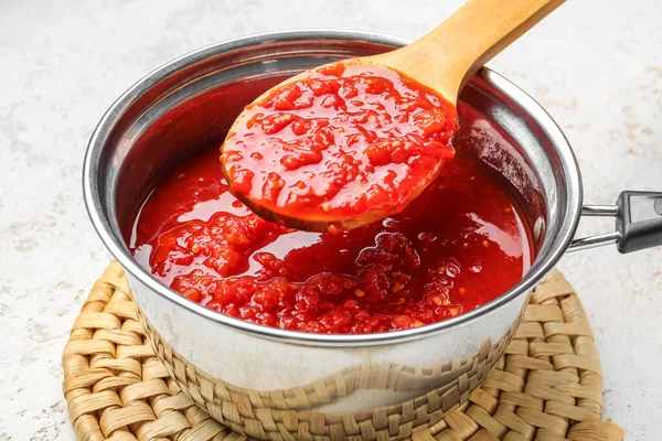 平底锅和汤匙配上美味的番茄酱 — 图库照片