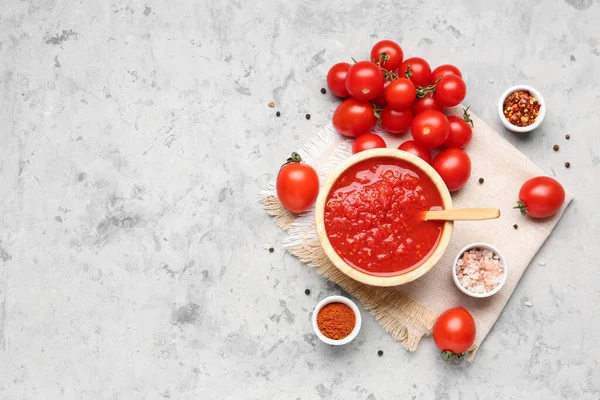 おいしいトマトソースと新鮮な野菜を背景にボウル — ストック写真