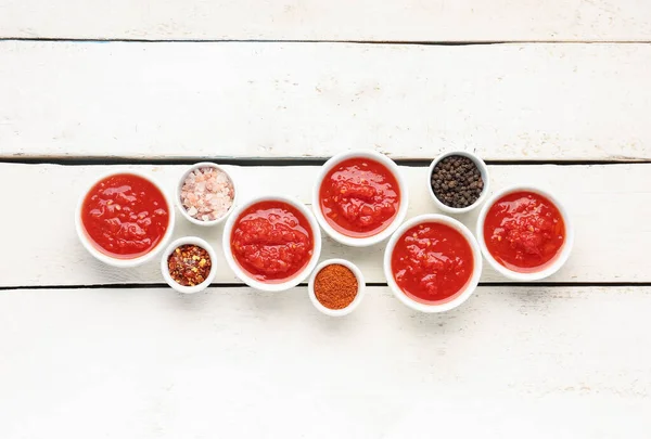 Schalen Met Lekkere Tomatensaus Ingrediënten Witte Houten Ondergrond — Stockfoto
