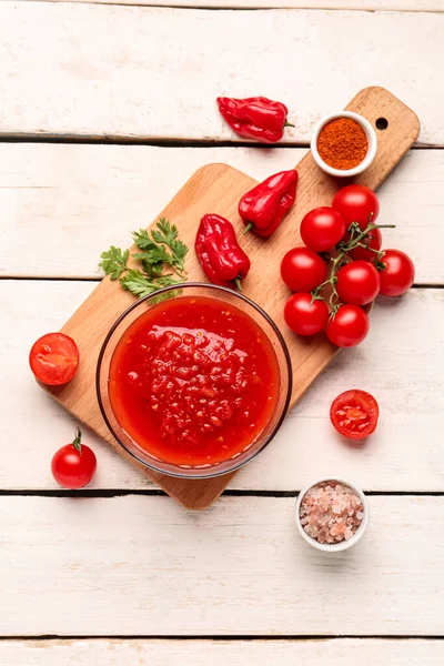 Schüssel Mit Leckerer Tomatensauce Und Frischem Gemüse Auf Hellem Holzhintergrund — Stockfoto