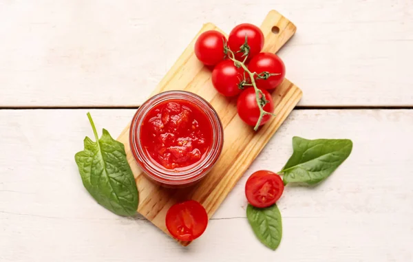 Glas Mit Leckerer Tomatensauce Auf Hellem Holzhintergrund — Stockfoto