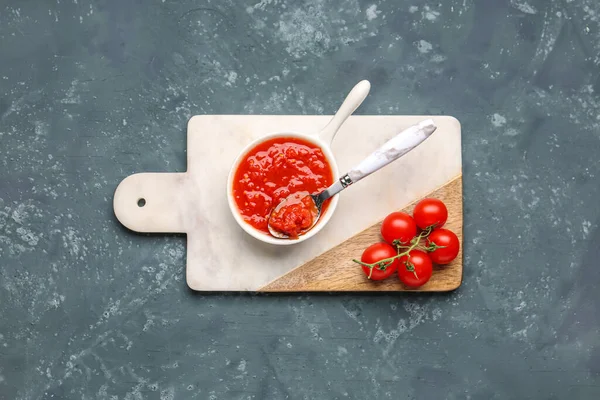 Miska Smacznym Sosem Pomidorowym Świeżych Warzyw Niebieskim Tle — Zdjęcie stockowe