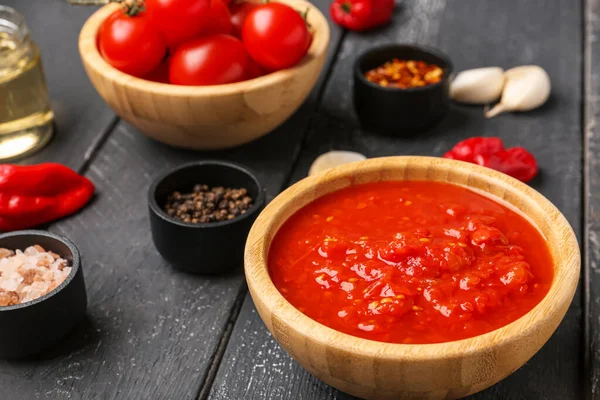 Bowl Tasty Tomato Sauce Dark Wooden Background — Stock Photo, Image