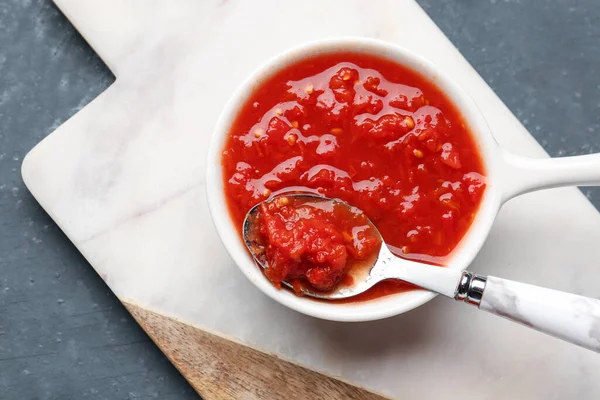 Bowl Dengan Saus Tomat Lezat Atas Meja Closeup — Stok Foto