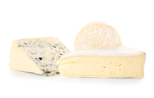 在白色背景上隔离的不同类型的奶酪 — 图库照片
