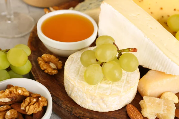 맛있는 치즈와 포도를 식탁에 클로즈업을 — 스톡 사진