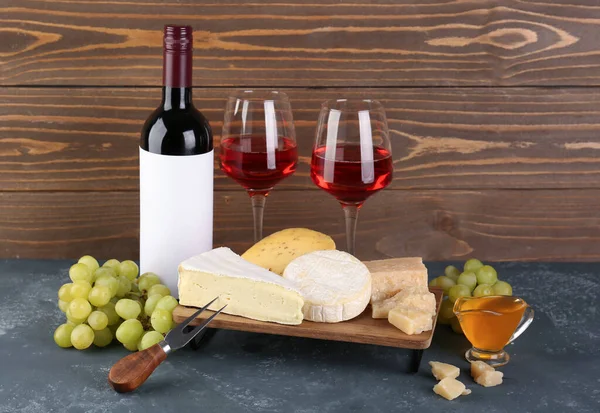 テーブルの上にワインとチーズ ボトル グラスの異なるタイプ — ストック写真