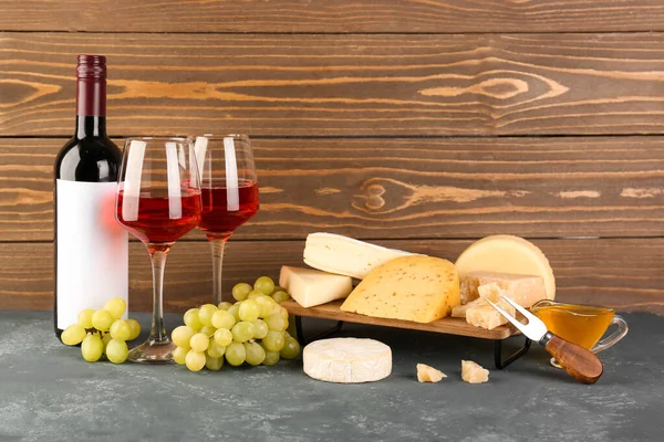 Différents Types Fromage Bouteille Verres Avec Vin Sur Table — Photo