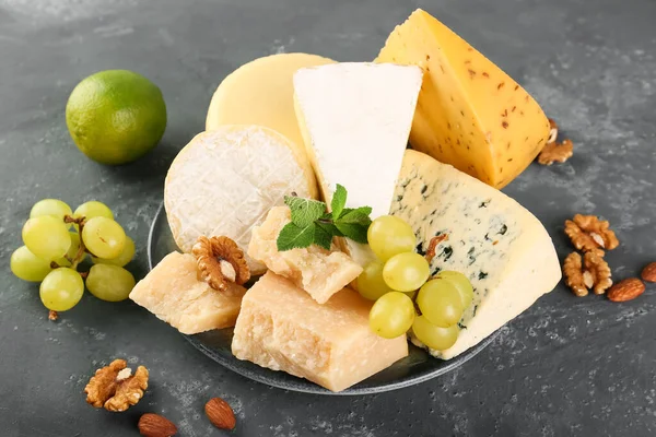 Plate Different Types Cheese Green Background — Stock Photo, Image