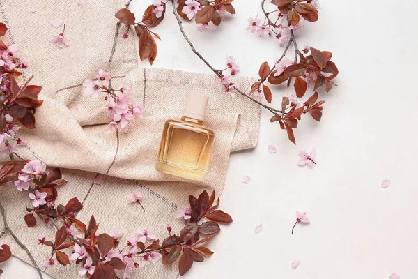 Mooie Bloeiende Takken Flesje Parfum Lichte Ondergrond — Stockfoto