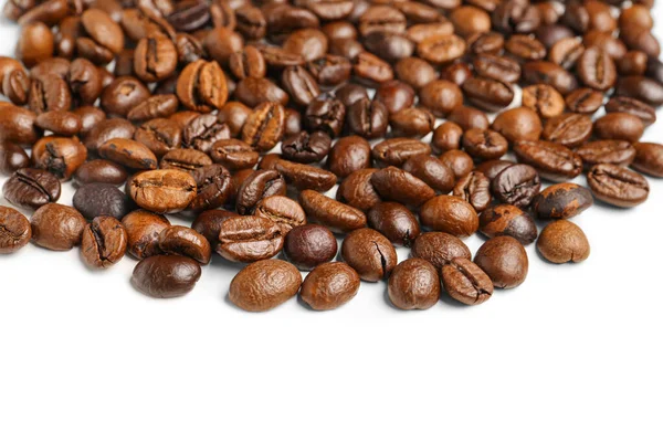 白い背景に隔離されたコーヒー豆のヒープ — ストック写真
