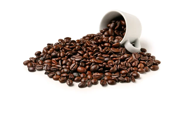 Pohár Pražená Kávová Zrna Izolovaných Bílém Pozadí — Stock fotografie