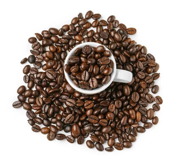 Beker Met Geroosterde Koffiebonen Geïsoleerd Witte Achtergrond — Stockfoto