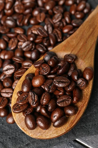 Löffel Mit Kaffeebohnen Auf Dunklem Hintergrund Nahaufnahme — Stockfoto