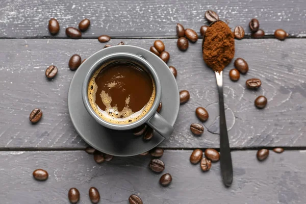 濃い木目の背景に粉末とコーヒー 豆とスプーンのカップ — ストック写真
