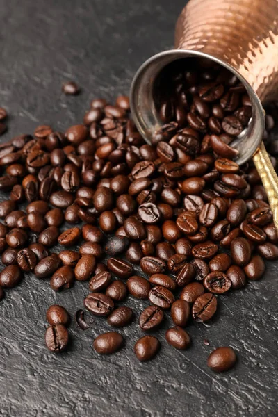 Pot Met Koffiebonen Donkere Grunge Achtergrond — Stockfoto