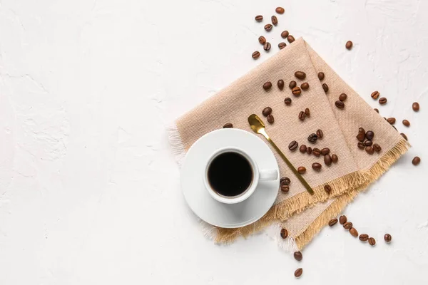 Kopje Koffie Bonen Lichte Achtergrond — Stockfoto