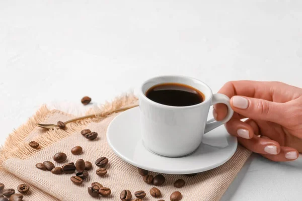 Vrouwelijke Hand Met Kopje Koffie Bonen Lichte Achtergrond — Stockfoto