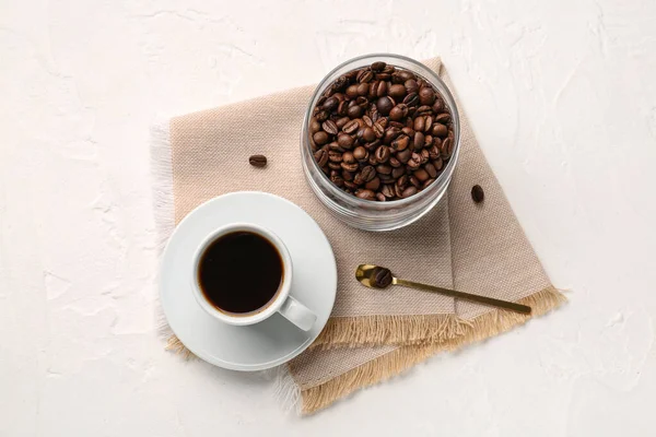 Kopje Koffie Pot Met Bonen Lichte Ondergrond — Stockfoto