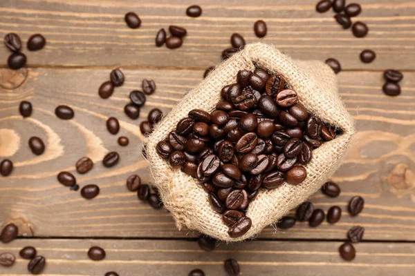 Beutel Mit Kaffeebohnen Auf Holzgrund — Stockfoto