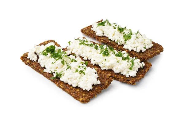 Beyaz Arka Planda Lezzetli Süzme Peynir Çavdar Ekmeği — Stok fotoğraf