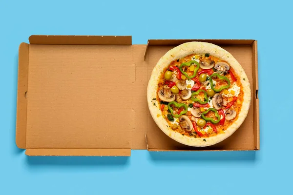 Scatola Cartone Con Pizza Vegetale Sfondo Blu — Foto Stock