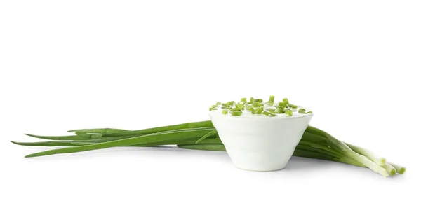 Egy Tál Ízletes Tejföl Zöld Hagymával Fehér Alapon — Stock Fotó
