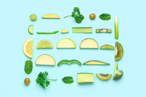 Samenstelling Met Verse Groenten Fruit Turquoise Ondergrond — Stockfoto