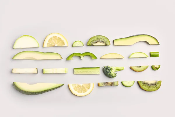Gri Arka Planda Yeşil Taze Meyve Sebzeli Kompozisyon — Stok fotoğraf