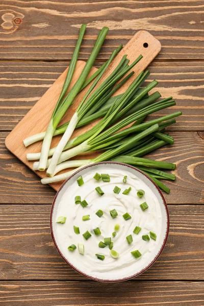 Bowl Tasty Sour Cream Green Onion Wooden Background — Stock Photo, Image