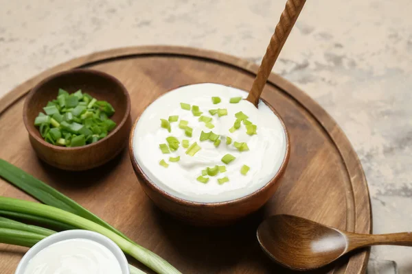 Composition Sour Cream Green Onion Grunge Table — Stock Photo, Image