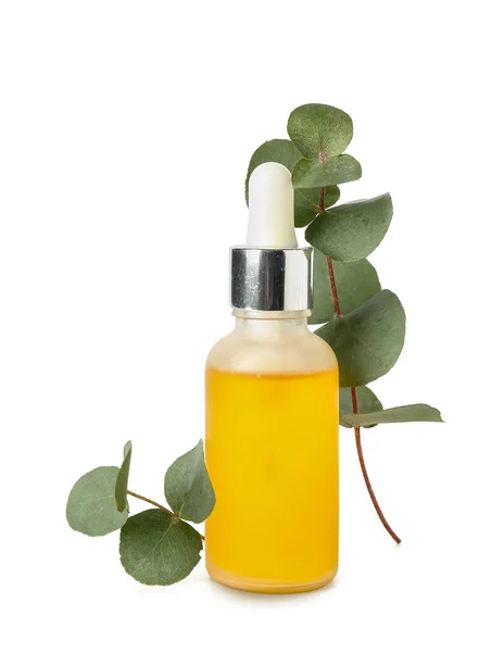 Flaska Med Kosmetisk Olja Och Eukalyptus Gren Vit Bakgrund — Stockfoto