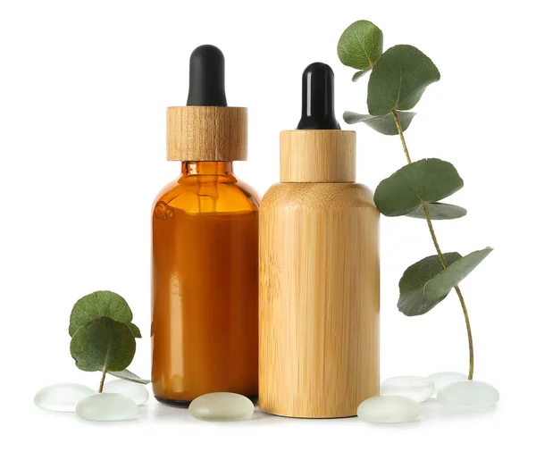 Flaska Med Kosmetisk Olja Eukalyptus Gren Och Stenar Vit Bakgrund — Stockfoto
