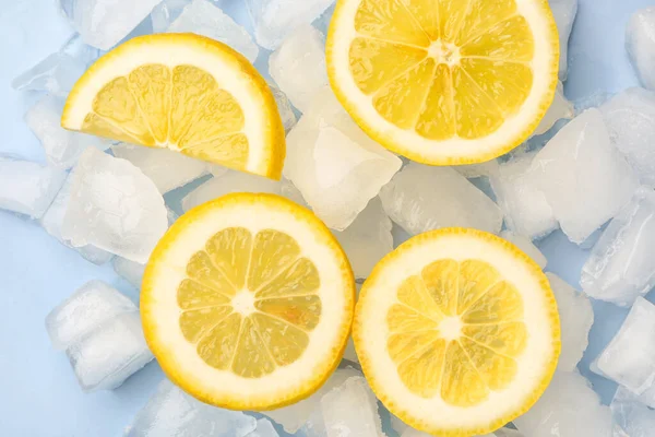 Frische Zitronen Und Eiswürfel Auf Blauem Hintergrund Scheiben Geschnitten — Stockfoto