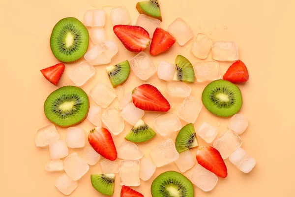 Kiwi Segar Diiris Dengan Strawberry Dan Latar Belakang Oranye — Stok Foto