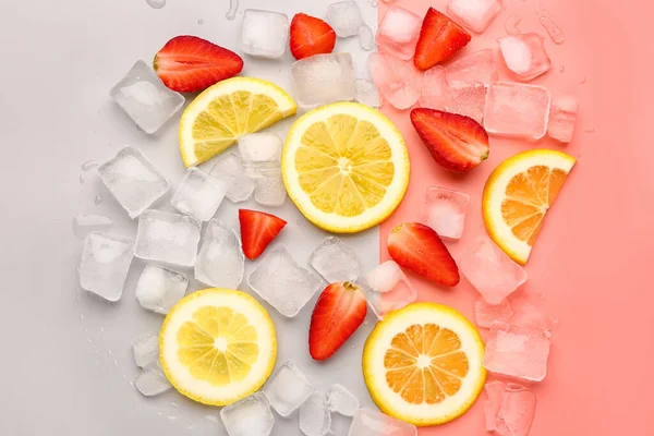 Frische Erdbeere Scheiben Geschnitten Mit Zitrone Und Eis Auf Farbigem — Stockfoto