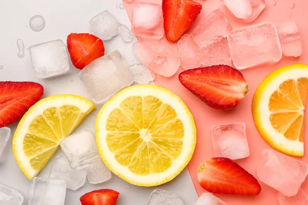 将新鲜草莓切碎 配上柠檬和冰块 并配上色泽背景 — 图库照片