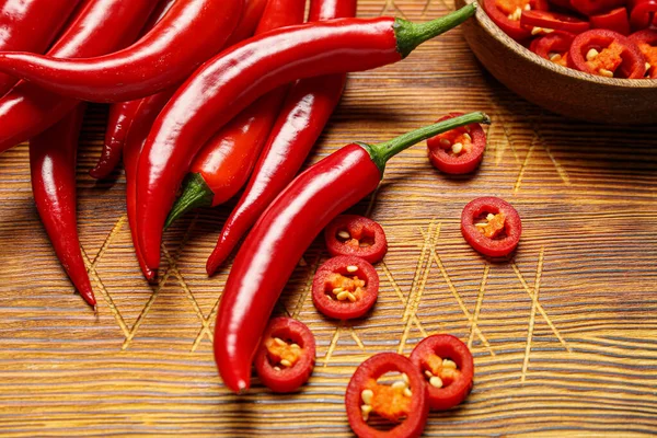 Čerstvé Chilli Papričky Dřevěné Pozadí Closeup — Stock fotografie