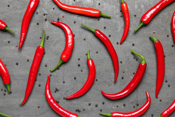 Čerstvé Chilli Papričky Pepřem Tmavém Pozadí — Stock fotografie