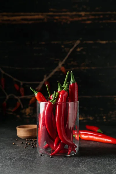 Glas Verse Chili Pepers Donkere Achtergrond — Stockfoto
