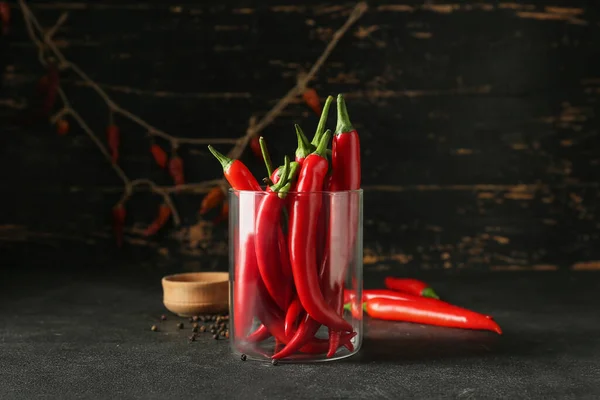 Glas Verse Chili Pepers Donkere Achtergrond — Stockfoto