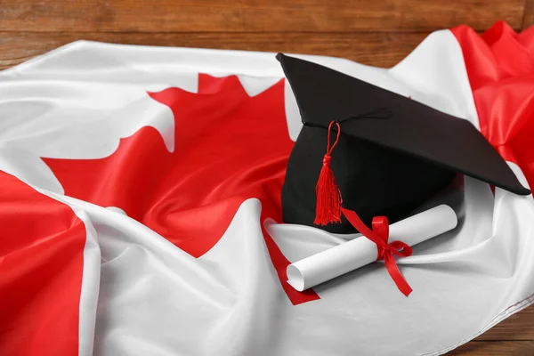 Absolventský Klobouk Diplomem Vlajkou Kanady Dřevěném Pozadí Detailní Záběr — Stock fotografie