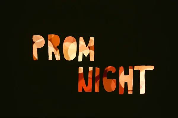 在黑纸上可以看到的模糊灯光 文字为Prom夜光 — 图库照片