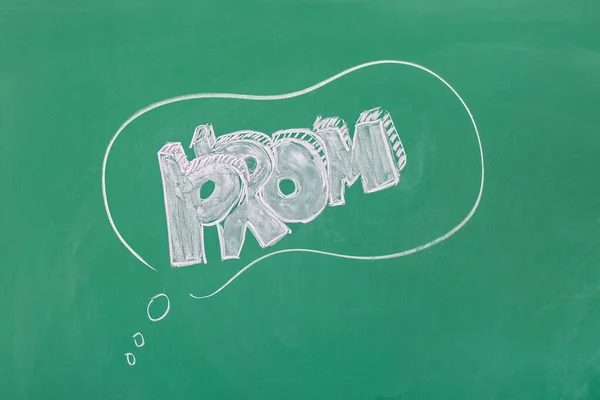 绿色黑板上画有词Prom的语音泡沫 — 图库照片