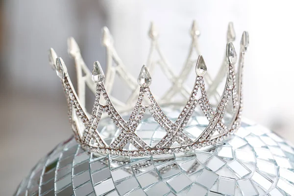 Kaunis Kruunu Diskopallossa Lähikuva Tanssiaisten Käsite — kuvapankkivalokuva