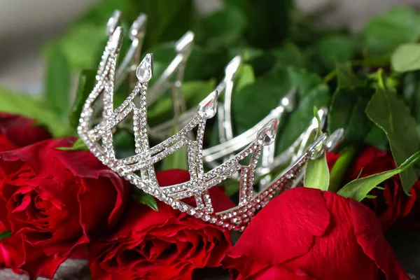 赤いバラの美しい王冠を閉じます — ストック写真
