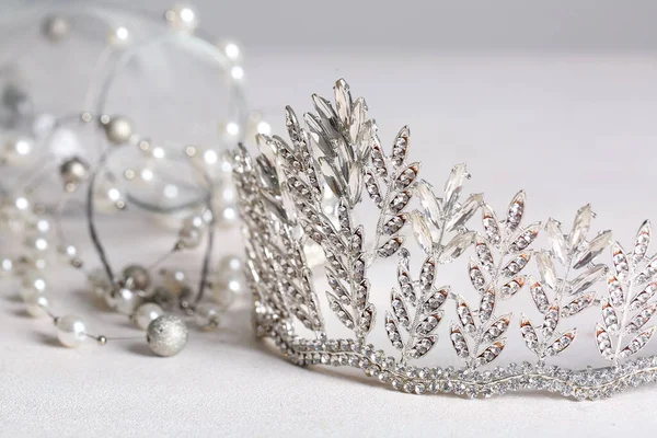 Schöne Krone Und Glas Mit Halskette Auf Weißem Tisch Nahaufnahme — Stockfoto